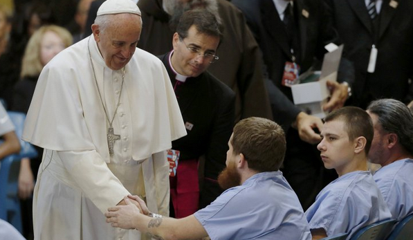 El papa Francisco visitó a presos y criticó a las cárceles que no ayudan a la  "reinserción" | Internacionales