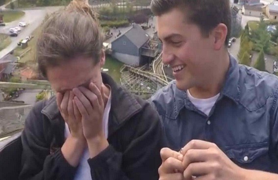 Un joven le propuso casamiento a su novia en una montaña rusa | Curiosidades