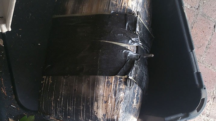 Un paquete con droga cayó sobre una casa y destrozó la cucha del perro | Curiosidades