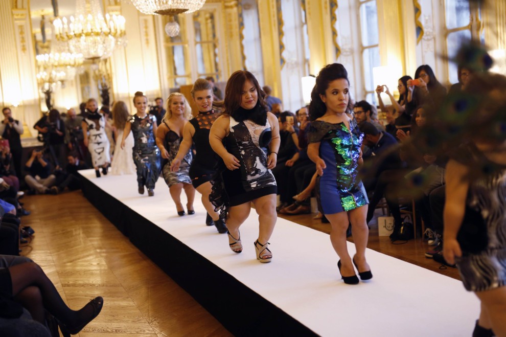 París: desfile de modelos enanas, contra la discriminación | Curiosidades