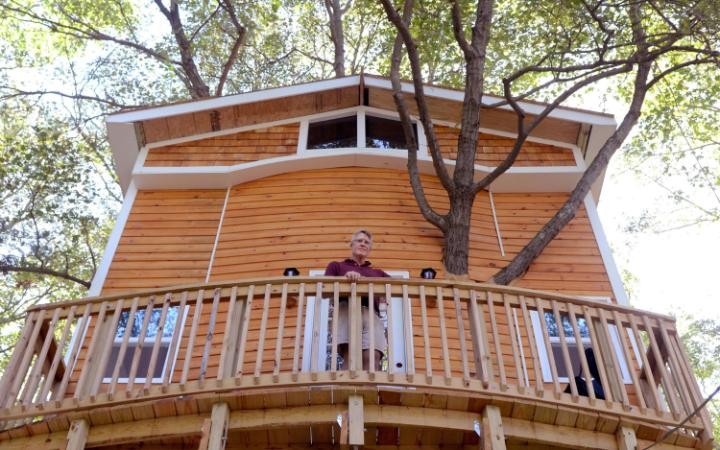 Un abuelo le construyó una "casita" del árbol de 12 metros a sus nietos | Curiosidades