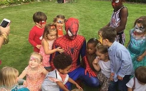 El "Hombre Araña" rescató de un auto en llamas a una mujer embarazada y a su familia | Curiosidades