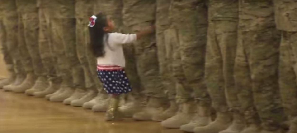 #EsViral: El video de la nena que interrumpió un acto militar | Internacionales