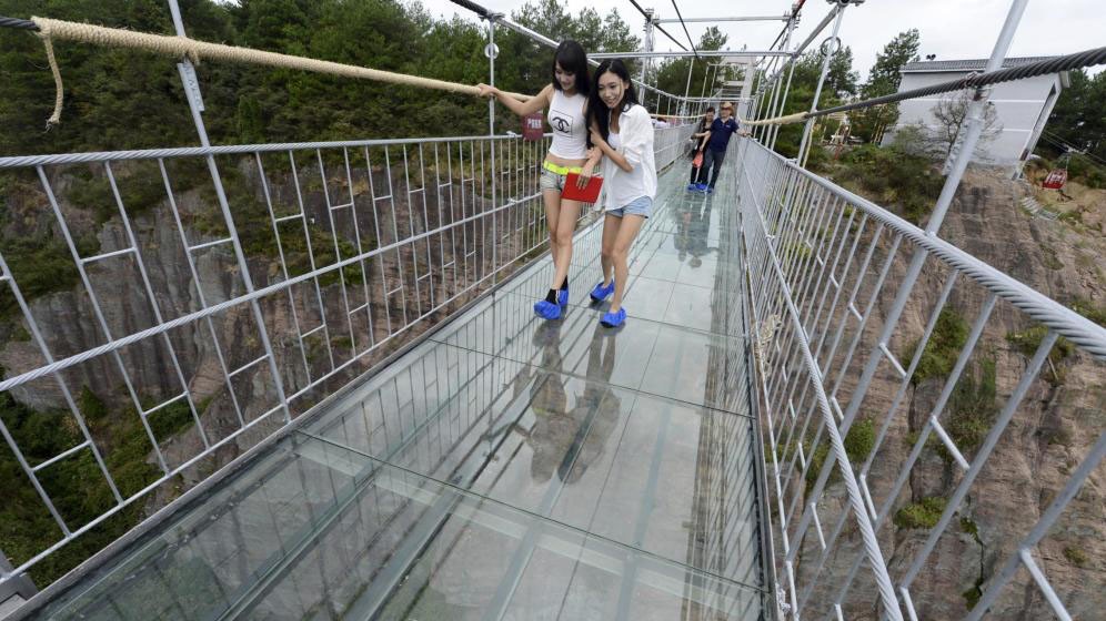 #PánicoEnElAire: Se agrietó un puente de cristal donde circulaban cientos de turistas sobre un precipicio | Internacionales