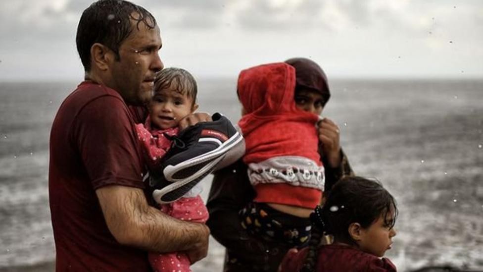 El fotógrafo que colgó la cámara para ayudar a un nene refugiado | Internacionales