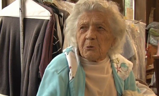 Con 100 años, una mujer trabaja seis días a la semana en una lavandería | Internacionales