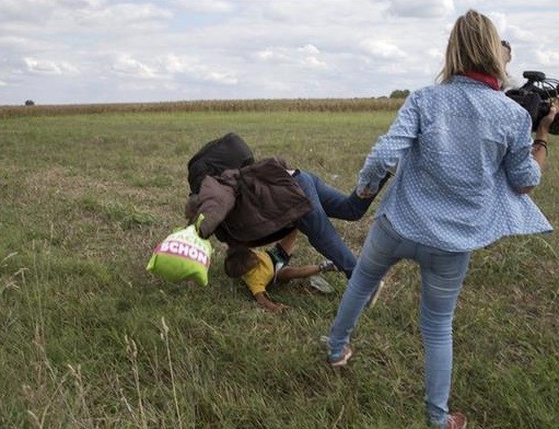 La periodista húngara que agredió a refugiados se quiere ir de su país | Internacionales