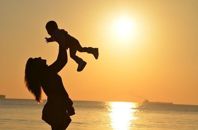 Ordenan restituir un menor a su madre, a pesar de la oposición de su abuela | Actualidad
