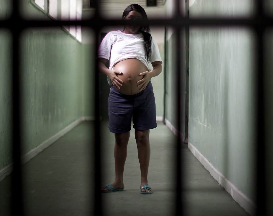 Castigan a una presa embarazada y debe dar a luz sin asistencia | Internacionales