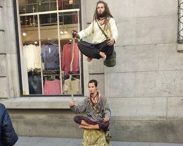 ¿Cómo se mantiene este artista callejero en el aire? | Curiosidades