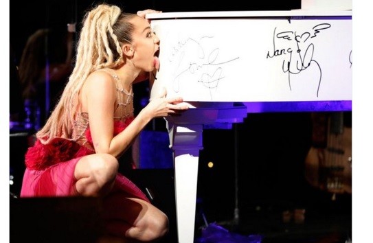 Miley Cyrus pasó su lengua por un piano y luego se vendió por 50 mil dólares en una subasta | Espectáculos