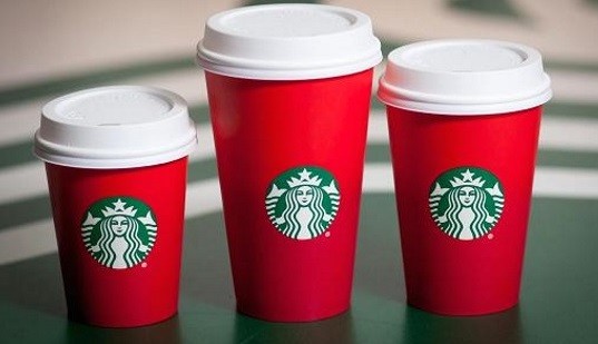 ¿Por qué generó polémica la nueva taza navideña de Starbucks? | Internacionales