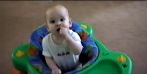 Grababa las travesuras de su bebé y captó a otro hijo ahorcándose | Internacionales