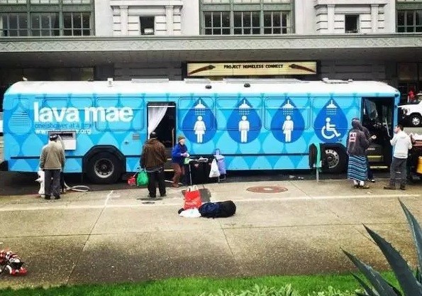 Solidaridad: una ONG transforma micros viejos en duchas para gente que vive en la calle | Internacionales