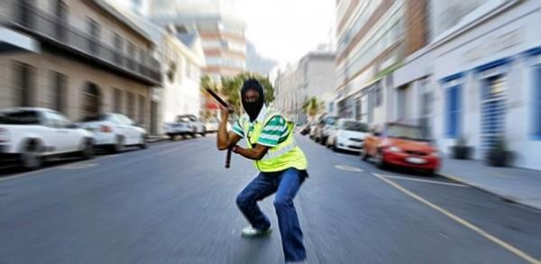 "Master Lolo" el cuidacoche contratado por un restaurante,  experto en "nunchaku" | Curiosidades