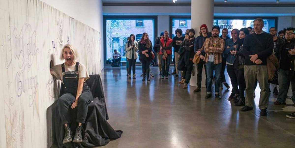 Experimento: Metieron sus brazos en un hoyo y se dejaron tatuar a ciegas | Curiosidades