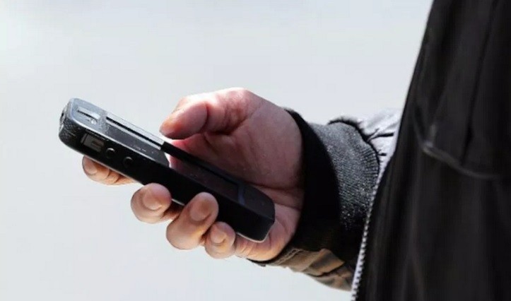 Ladrón denuncia a su víctima tras encontrar pornografía infantil en el celular que le robó | Internacionales