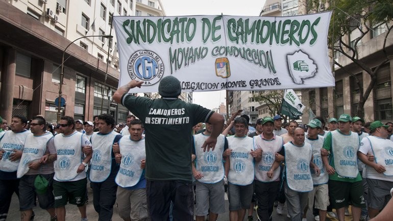 Camioneros se declaró en "estado de alerta" por el bono de fin de año | Política