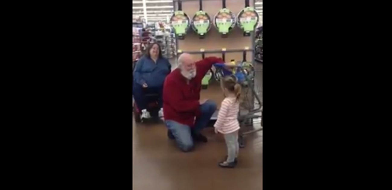La tierna reacción de un hombre al que una niña confundió con Papá Noel | Curiosidades