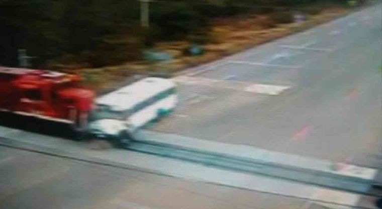 México: impresionantes imágenes de un tren embistiendo a un colectivo | Internacionales