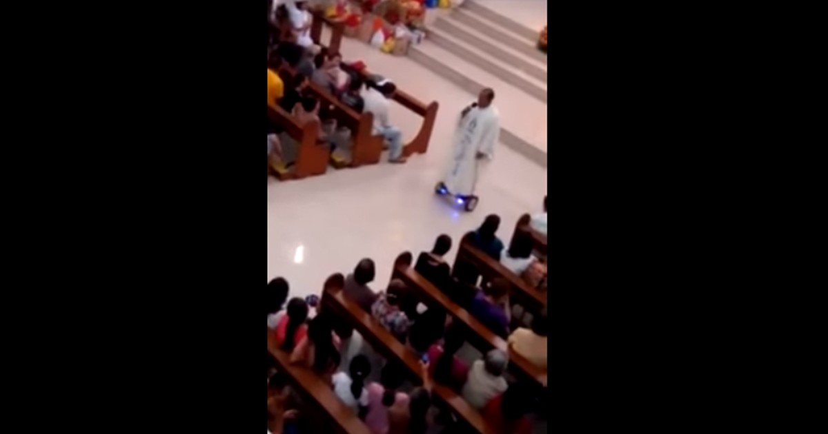 Suspenden a un sacerdote por dar una misa en patineta | Curiosidades
