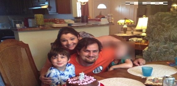 Acusan a un hombre de homicidio tras sentarse en el sofá y aplastar a su hijo | Internacionales