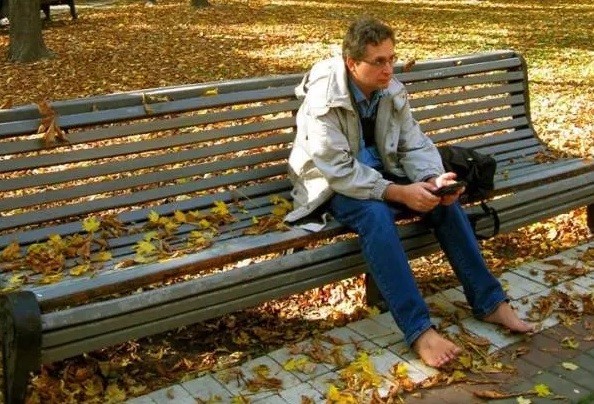 La historia del hombre que camina descalzo desde hace 10 años | Curiosidades