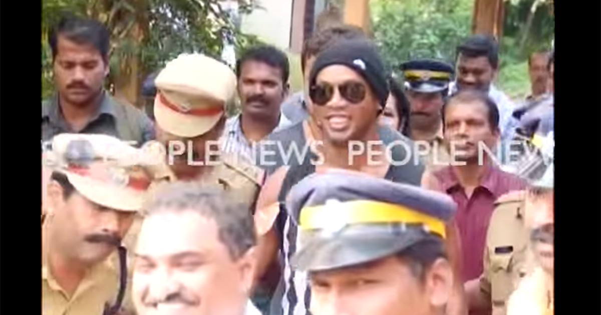 Ronaldinho casi muere aplastado por un semáforo en la India | Deportes