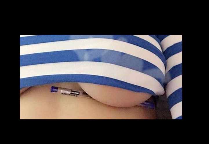 El desafío de sostener cosas con un seno que vuelve locas a las mujeres | Curiosidades