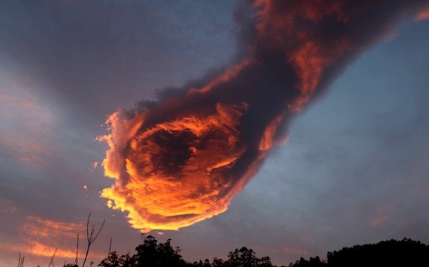 #EsViral: la increíble "bola de fuego" que cruzó el cielo de Portugal | Curiosidades