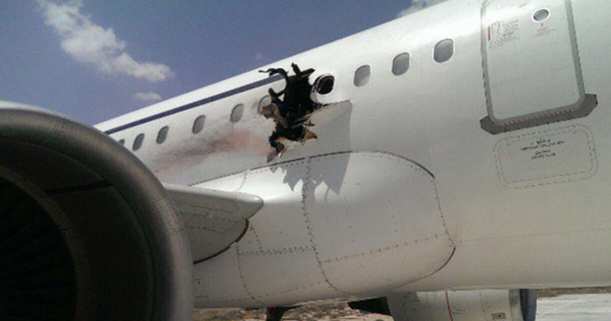 Un avión aterrizó de emergencia con un agujero a un costado | Internacionales