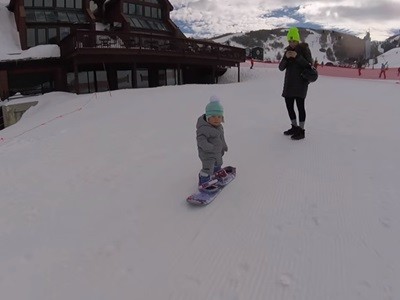 #EsViral Apenas camina y ya sabe esquiar | Curiosidades