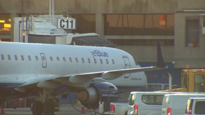 Una camioneta chocó contra un avión en aeropuerto de Boston | Internacionales