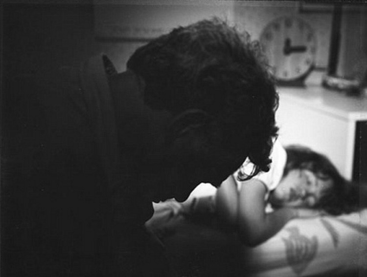 Conmovedor: fotógrafo narra en imágenes diarias los 30 años de su hija autista | Internacionales