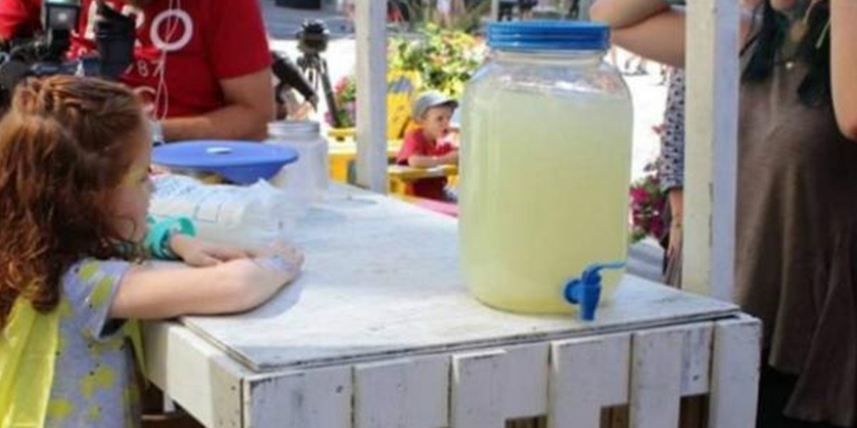 Una nena recaudó 92 mil dólares vendiendo limonada para ayudar a su hermano | Internacionales