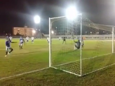 #EsViral Un gol imposible de fallar, fallado tres veces | Deportes