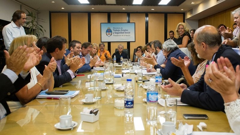 Bullrich confía en que el acuerdo docente nacional destrabe las paritarias provinciales | Política