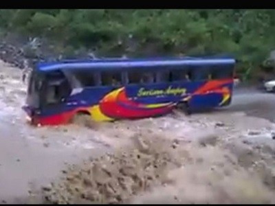 #EsViral El riesgoso cruce del río de un omnibus con pasajeros | Redes