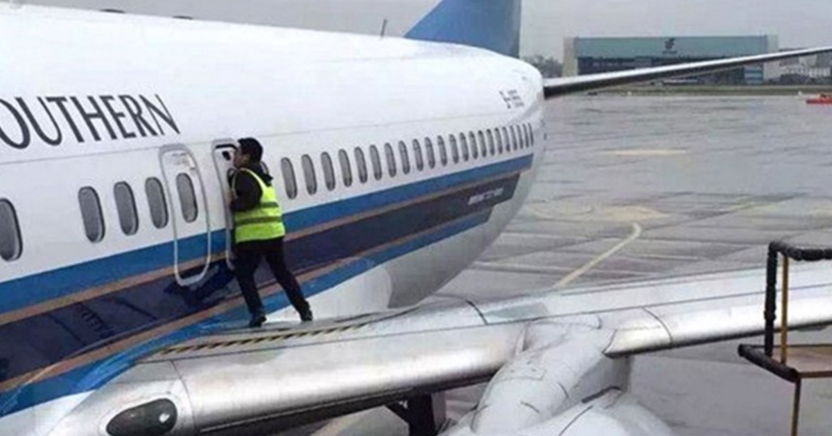 Abrió la puerta de emergencia de un Boeing 737 para "tomar el aire" | Internacionales