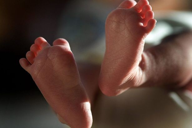 Vendió a su hija recién nacida para comprarse un smartphone | Curiosidades