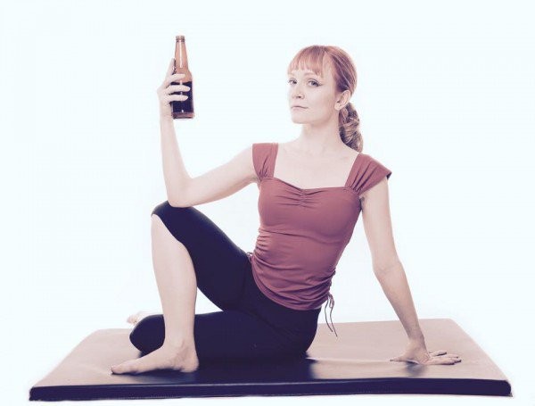 Nuevo método para aliviar el estrés: El "Yoga de la bronca" que incluye gritos, insultos y cerveza | Curiosidades