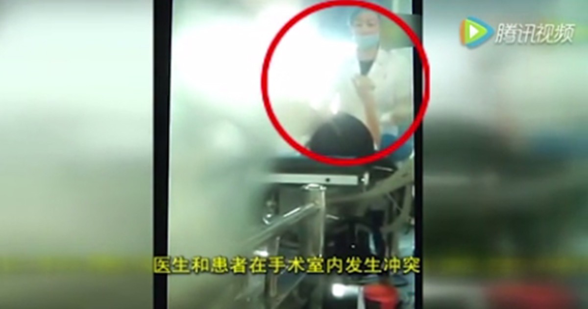 Impactantes imágenes de una cirujana golpeando a su paciente en plena operación | Curiosidades