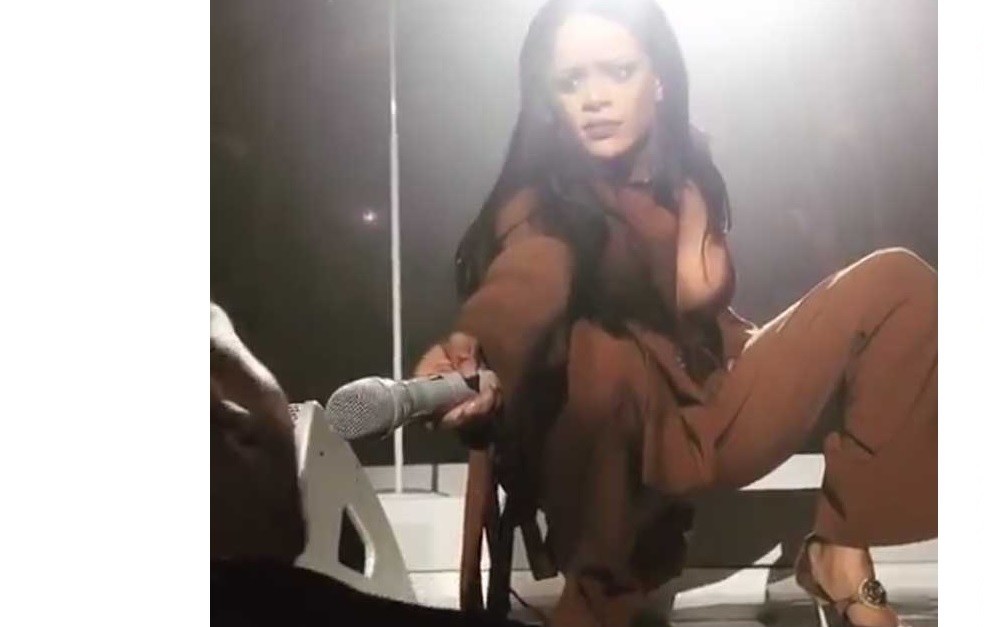 Así reaccionó Rihanna cuando hizo cantar a un fan en medio de un show | Espectáculos