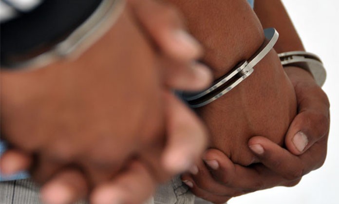 Detuvieron a un matrimonio por abusar de su hijo y filmarlo | Actualidad