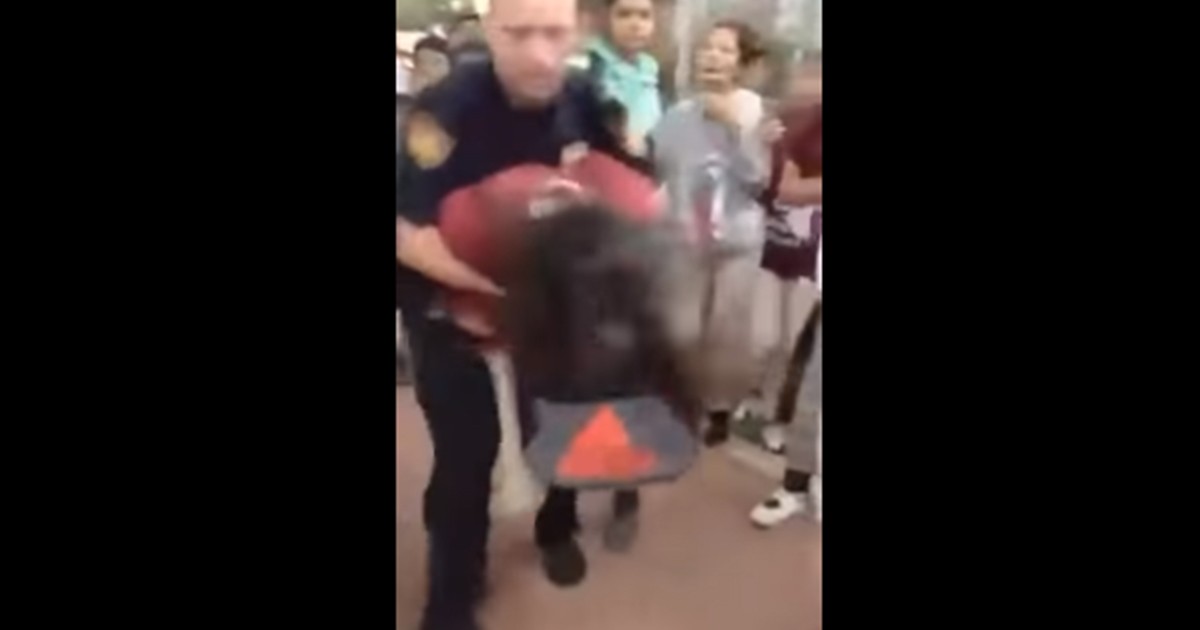 Polémica en EE.UU. por un policía que golpeó brutalmente a una estudiante de 12 años | Internacionales