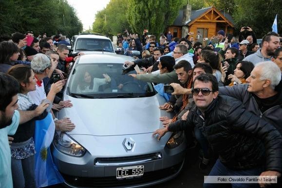 Fotos: Así salía Cristina Fernández de Kirchner rumbo al aeropuerto de El Calafate | Política