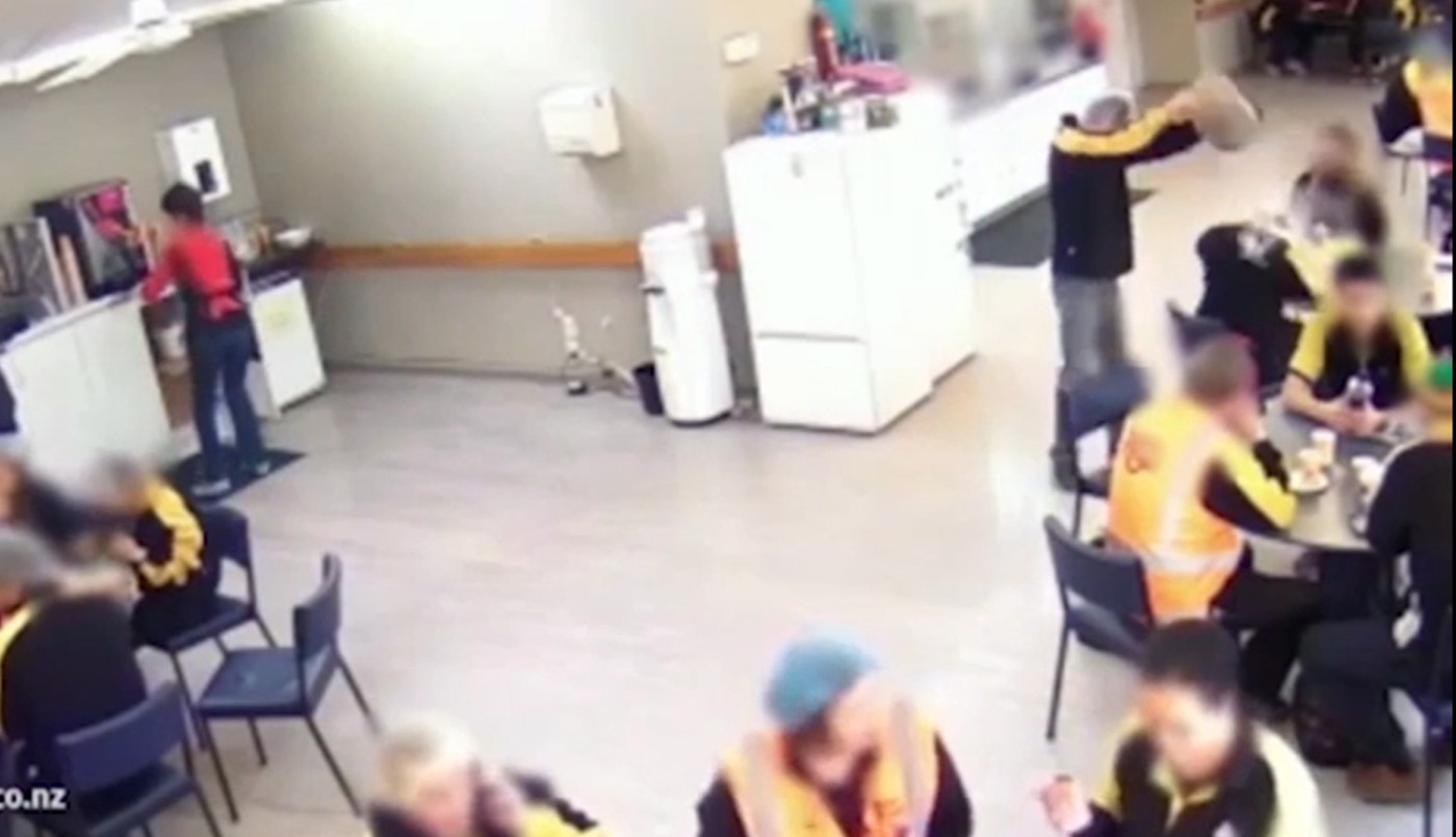 Locura en video: le tiró agua hirviendo en la cabeza a su compañero por una salchicha | Internacionales