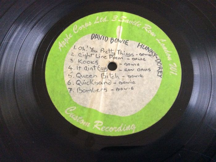 Subastan vinilo original escrito a mano por David Bowie que podría alcanzar los 60 mil euros | Espectáculos
