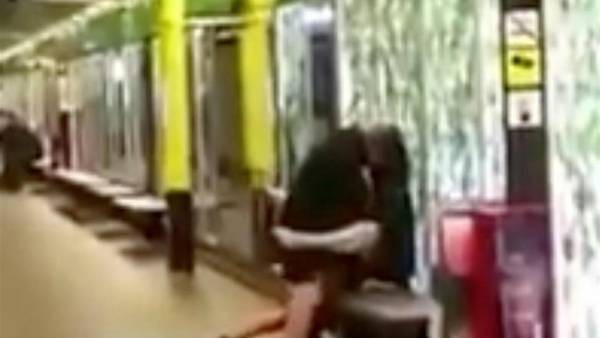 Sexo en el subte de Barcelona: ¿estaba consciente la chica? | Curiosidades