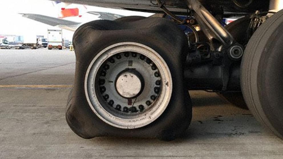 El insólito caso del avión que aterrizó con una rueda cuadrada | Redes